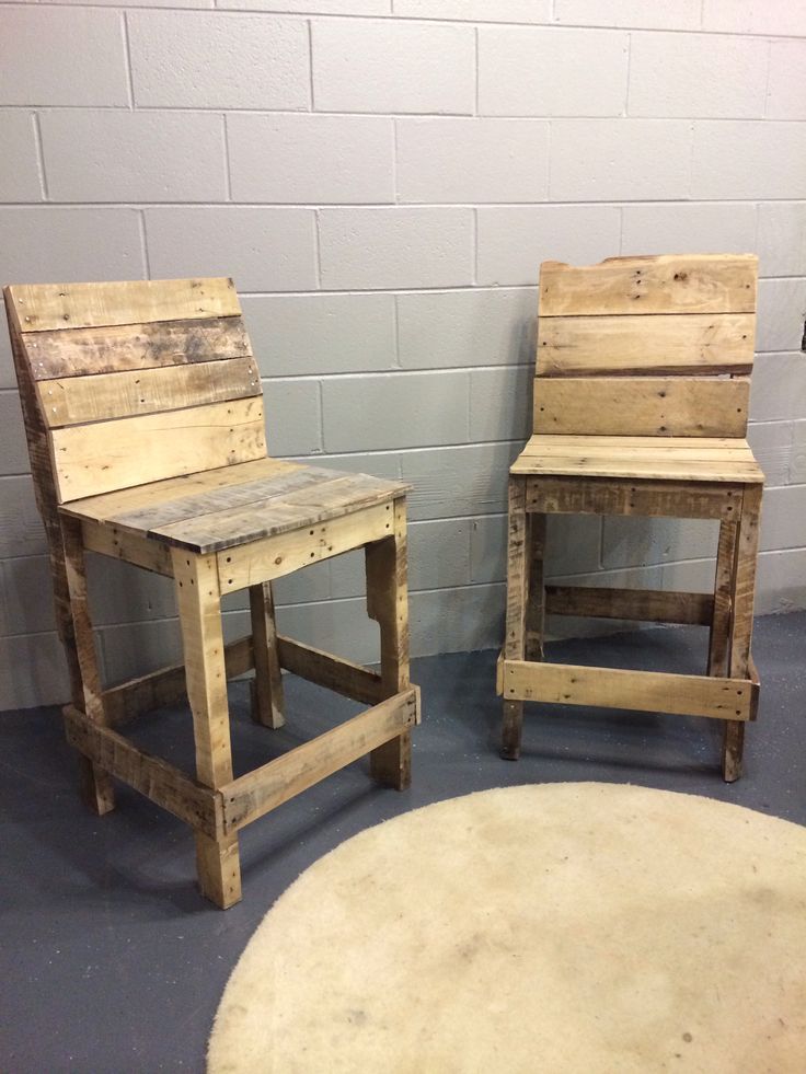 Banco de madera en recepción de tienda