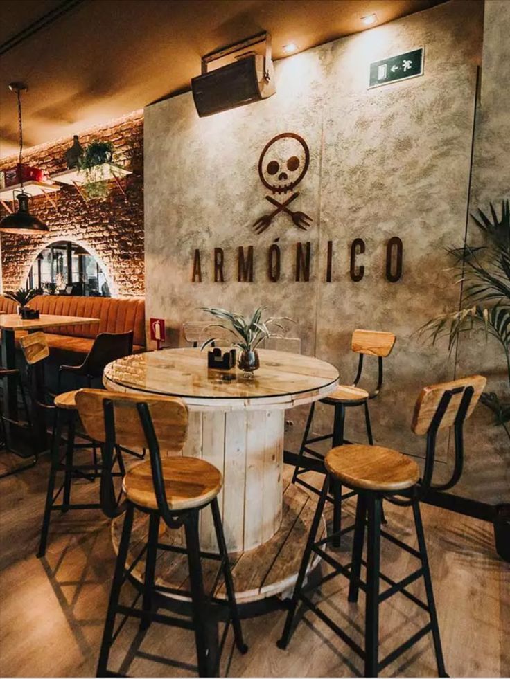 Banco de madera personalizado para cafetería