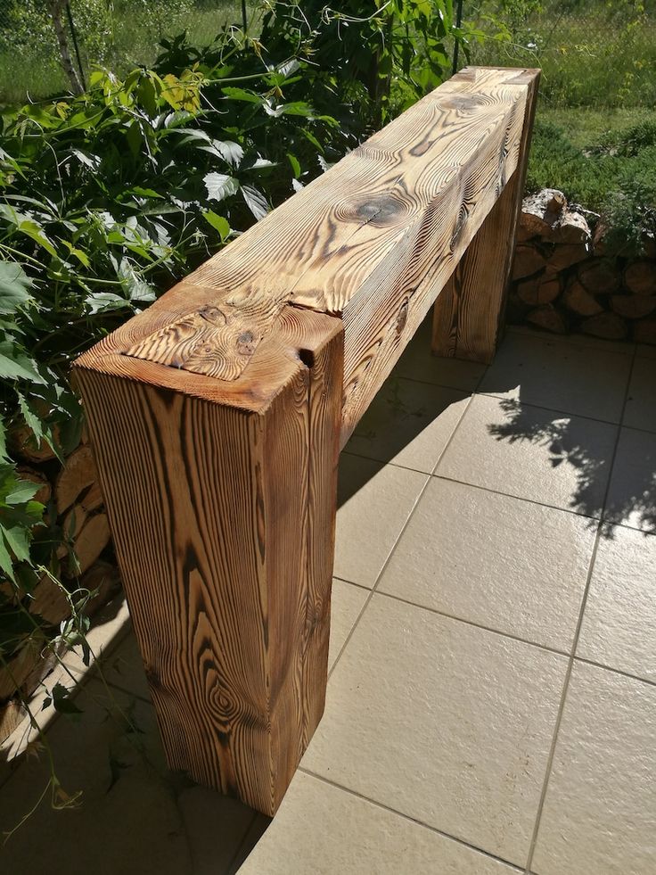 Banco de madera en salón de eventos